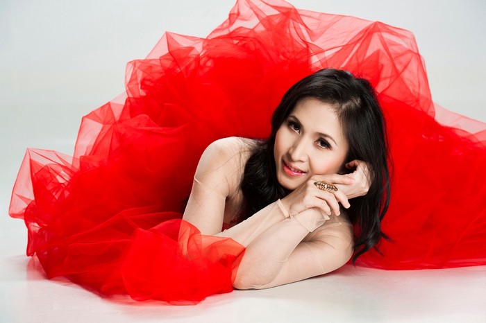 Ca sĩ Ngọc Liên là một gương mặt quen thuộc với khán giả trong các chương trình ca nhạc của trung tâm Thúy Nga Paris. Cô quyết định trở về Việt Nam để mở rộng phạm vi hoạt động âm nhạc.